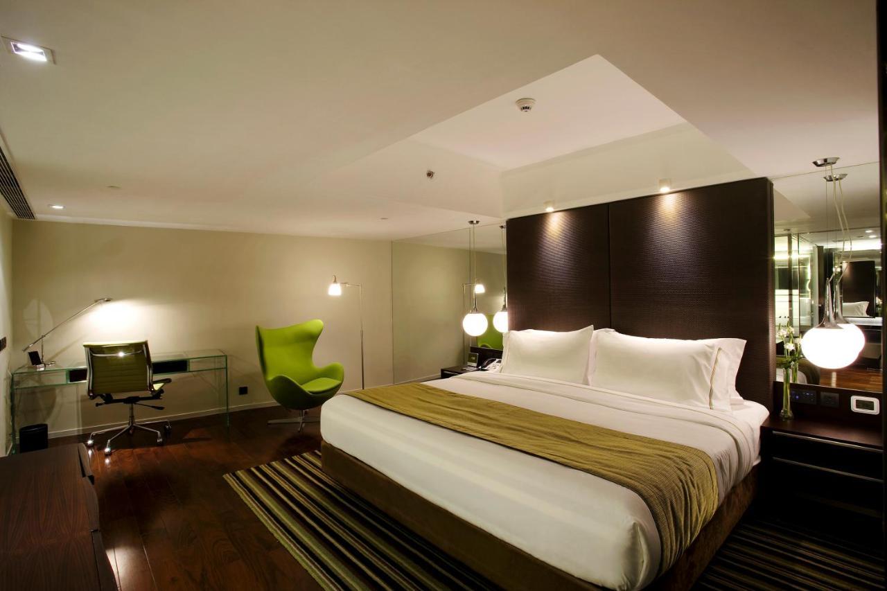 The Mira Hong Kong Hotell Exteriör bild A bedroom at the hotel
