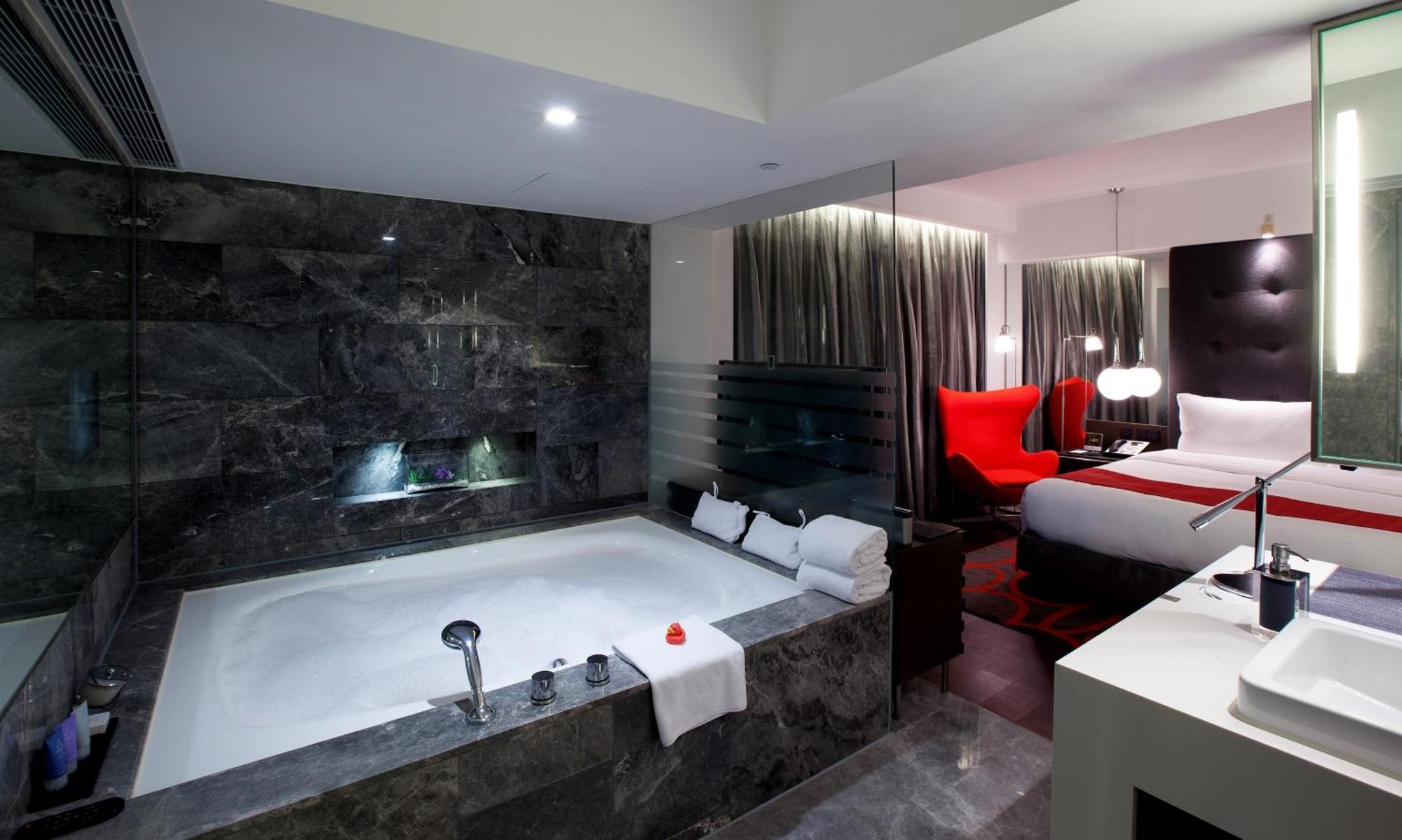 The Mira Hong Kong Hotell Exteriör bild A bathroom at the hotel
