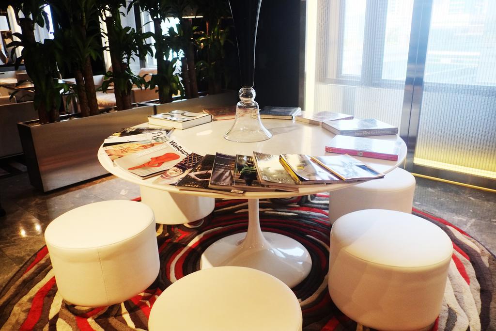 The Mira Hong Kong Hotell Exteriör bild A table and stools in a lounge at Beijing Capital International Airport