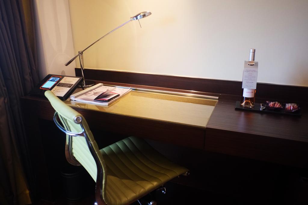 The Mira Hong Kong Hotell Exteriör bild A desk lamp