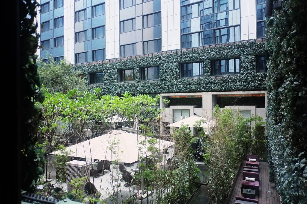 The Mira Hong Kong Hotell Exteriör bild The hotel's courtyard