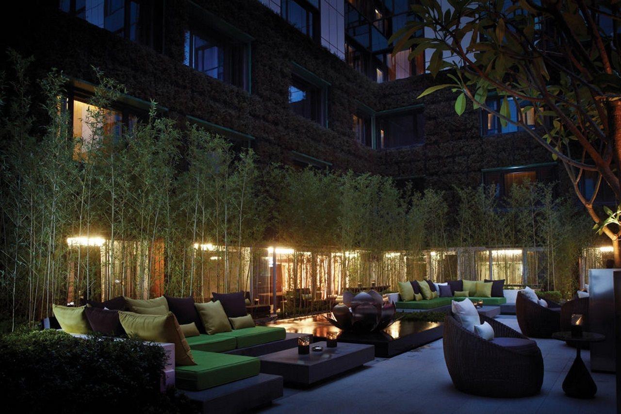 The Mira Hong Kong Hotell Exteriör bild The courtyard at night