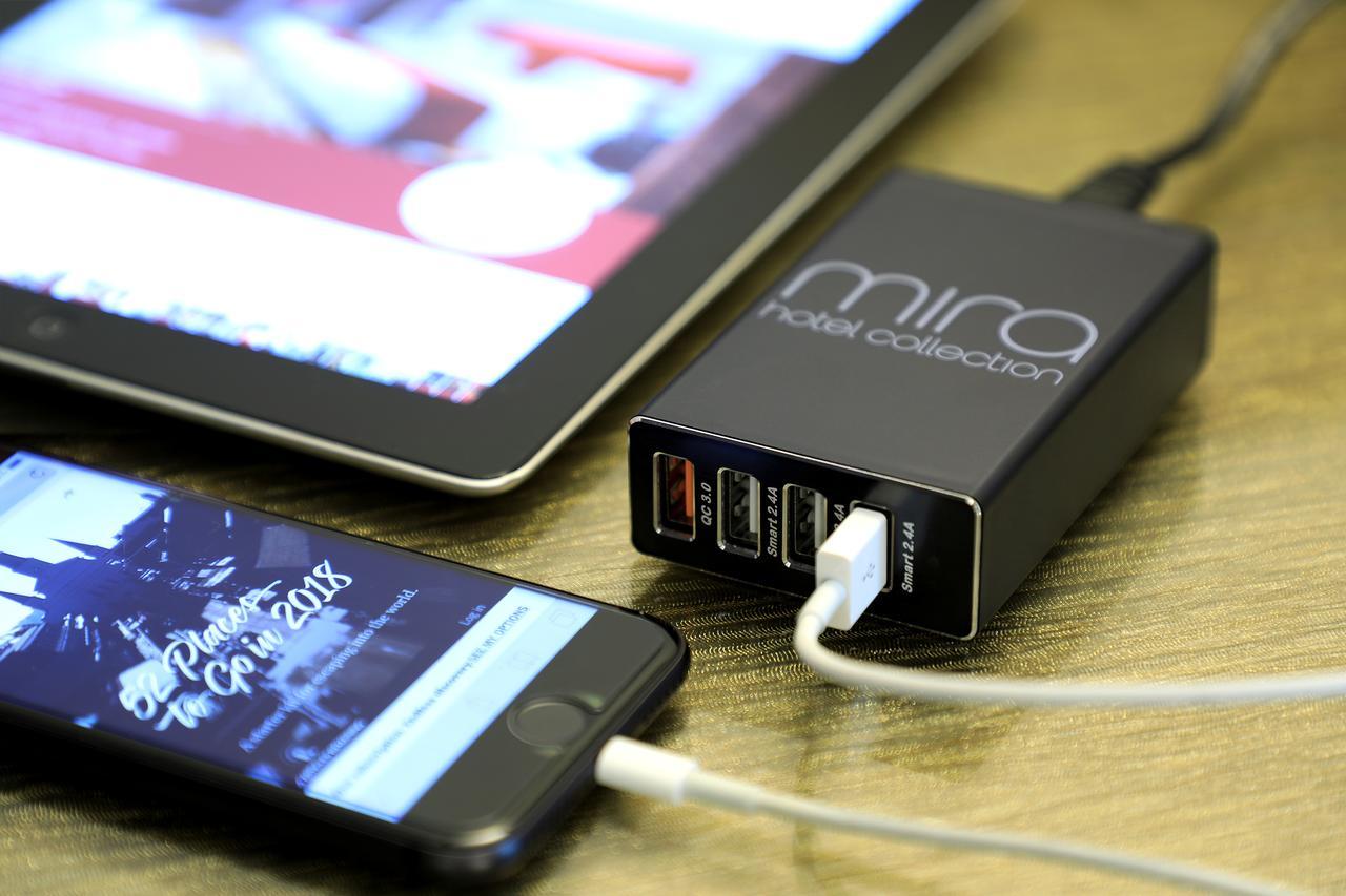 The Mira Hong Kong Hotell Exteriör bild A USB charger