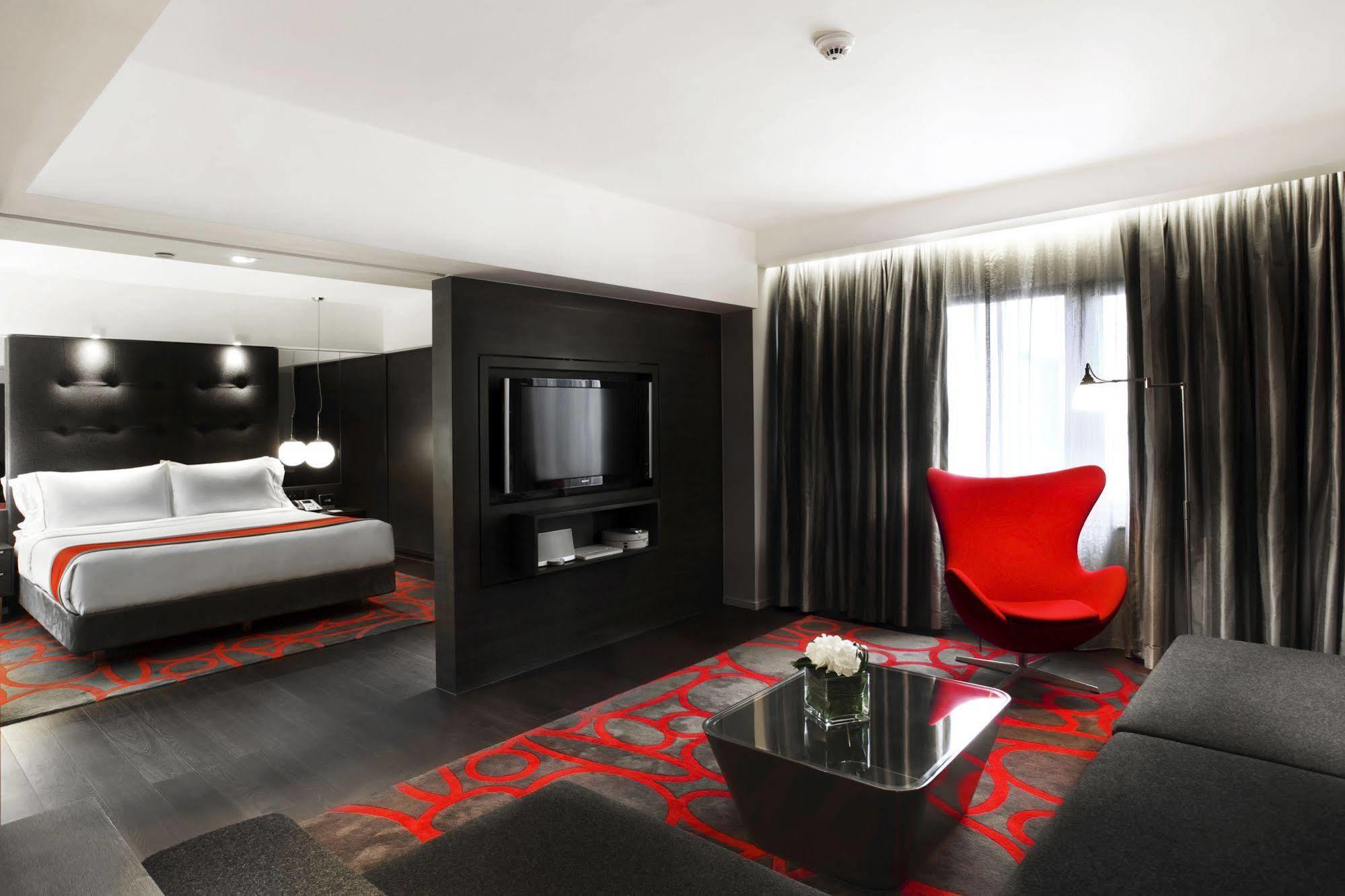 The Mira Hong Kong Hotell Rum bild A suite at the hotel