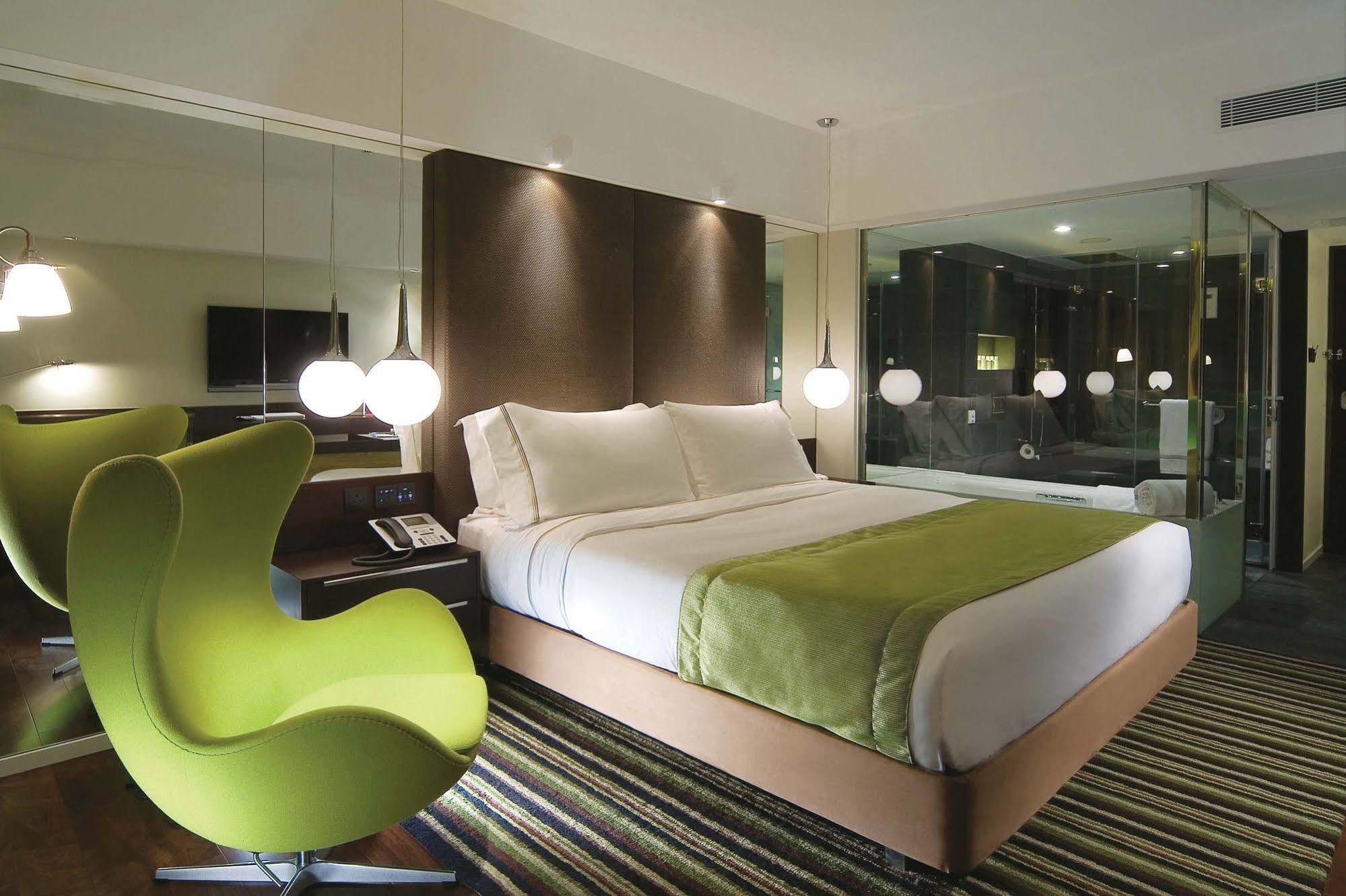 The Mira Hong Kong Hotell Rum bild A room at the hotel