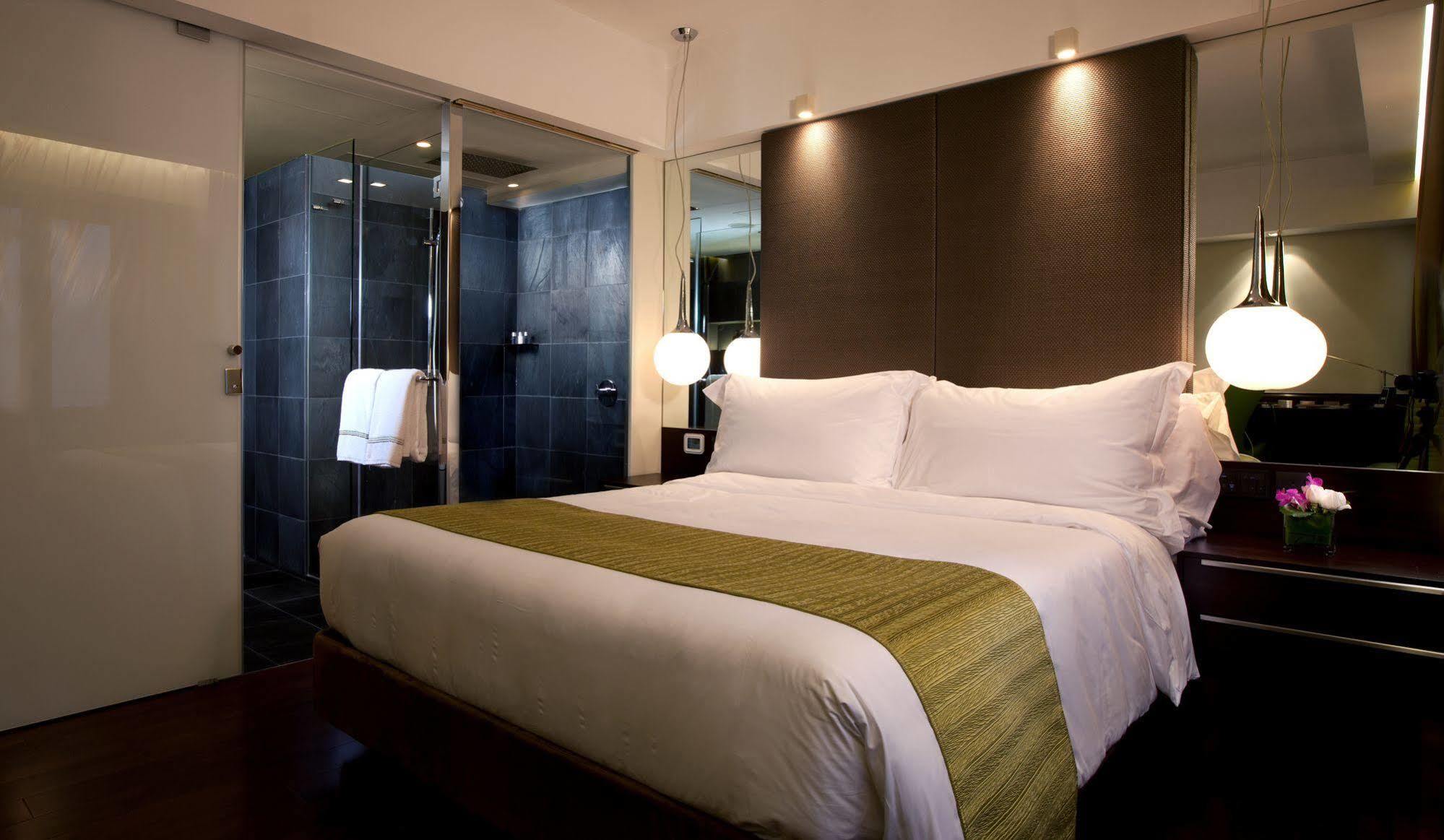 The Mira Hong Kong Hotell Exteriör bild A bedroom at the hotel