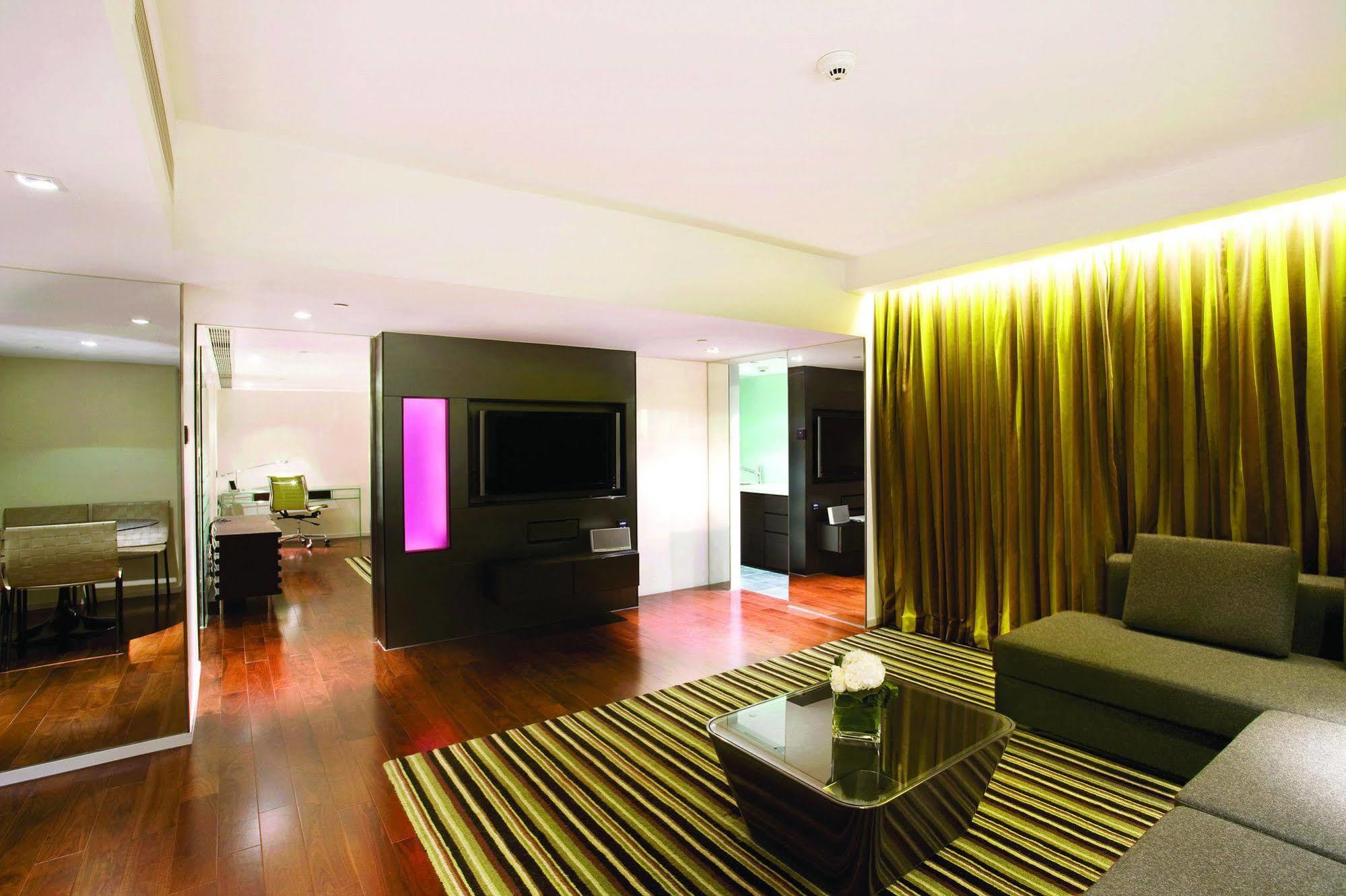 The Mira Hong Kong Hotell Exteriör bild A suite at the hotel